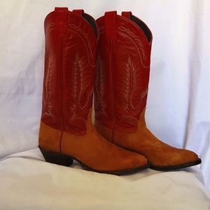 TONY LAMA VINTAGE WOMENS  WESTERN COWBOY BOOTS. Size 6 M, two tone color